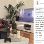 photo de Laurent Maistret devant son téléviseur pour faire la promotion d'un jeu vidéo Destiny 2