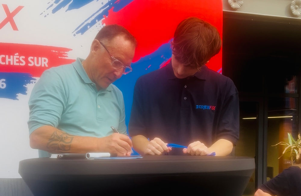 Séance de dédicace de Jean-Pierre Papin | Screwfix